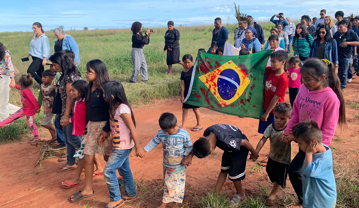 A professora, que acompanhou a visita da emissária da ONU no Mato Grosso do Sul, Alice Wairimu Nderitu, revela a realidade dessas comunidades, uma situação que fez autoridades das Nações Unidas classificarem o caso tão grave quanto o dos Yanomami