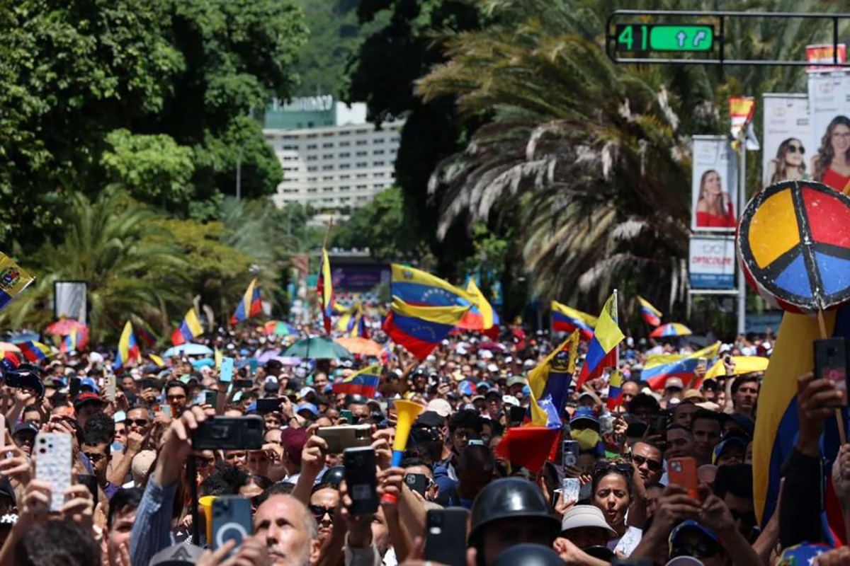 O que aconteceu nas eleições venezuelanas? Por que o governo Maduro não mostra os registros das votações? Como é que a oposição, liderada eleitoralmente por Edmundo González e dirigida politicamente por María Corina Machado, conseguiu desenvolver a sua política de crescimento e unidade? Estas e outras questões são abordadas nesta entrevista, num contexto crítico em que, na Venezuela, não há apenas desconhecimento das eleições, mas também uma escalada repressiva que afeta fundamentalmente os setores populares