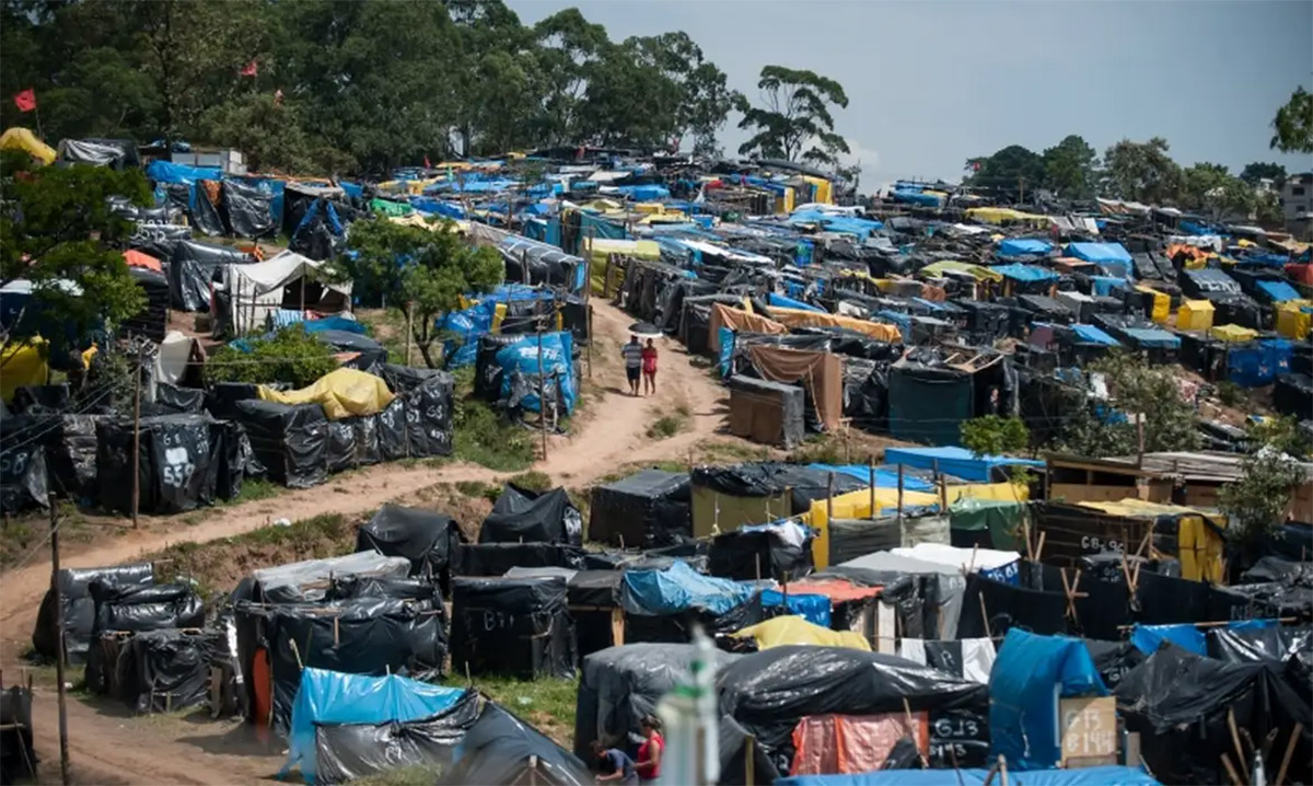 Abrir a porta dos direitos sociais no Brasil requer, na maioria dos casos, ter, mais que um CPF, um CEP. Mas esta não é a realidade de milhões de brasileiros, que encarnam uma das questões mais centrais da desigualdade no país