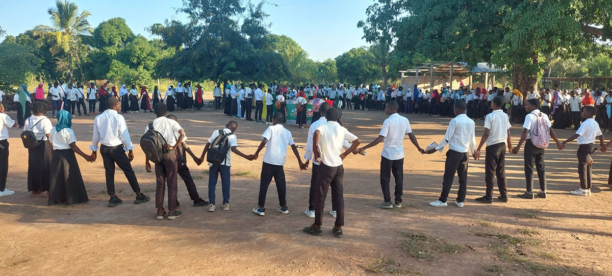 A missionária que construiu uma sólida atuação no Brasil com a economia solidária, vive há um ano no continente africano trabalhando com centenas de comunidades em situação de miserabilidade extrema. Sua congregação luta para conseguir construir um poço coletivo para mais de 500 famílias