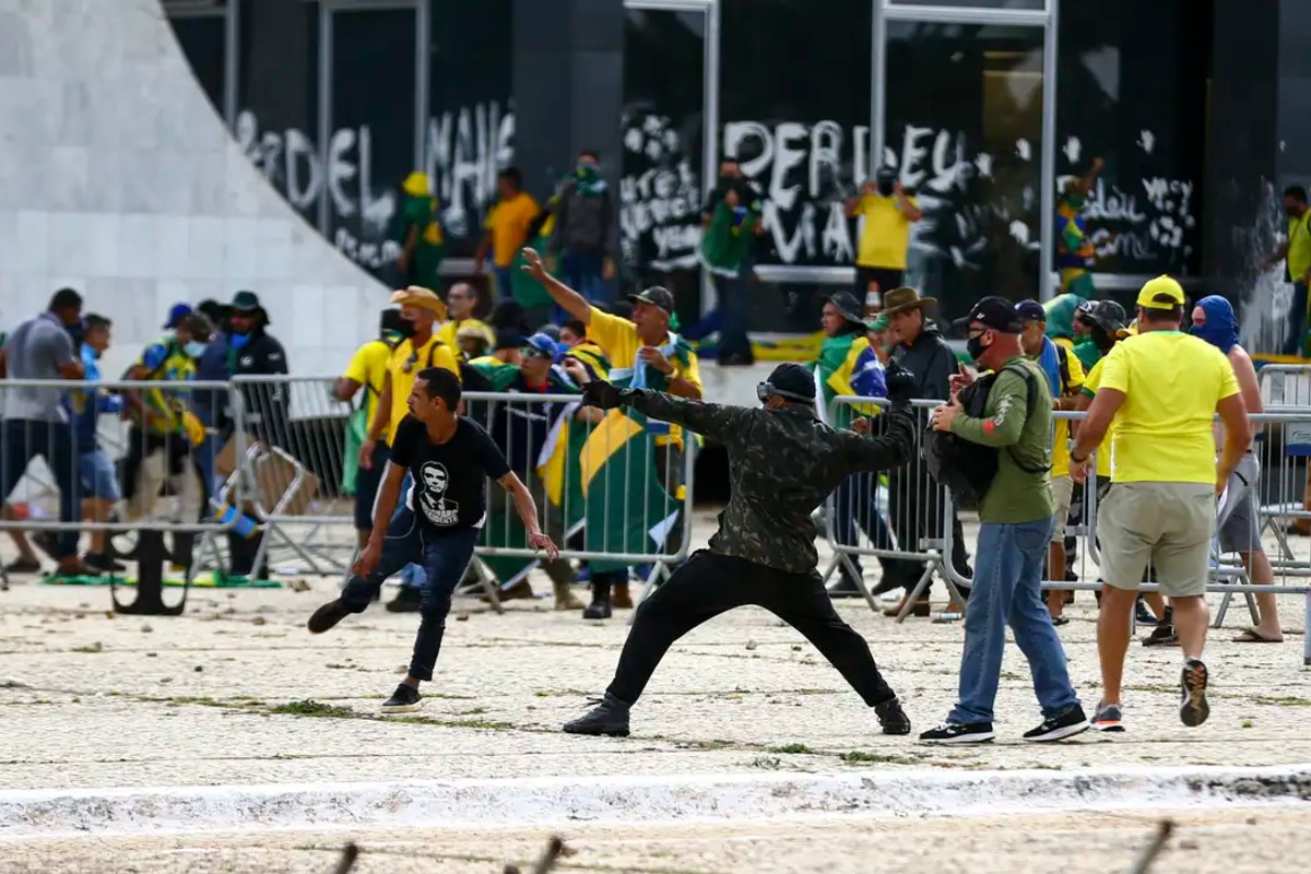Segundo a ministra-presidente do Supremo Tribunal Militar, o país necessita de vigilância constante