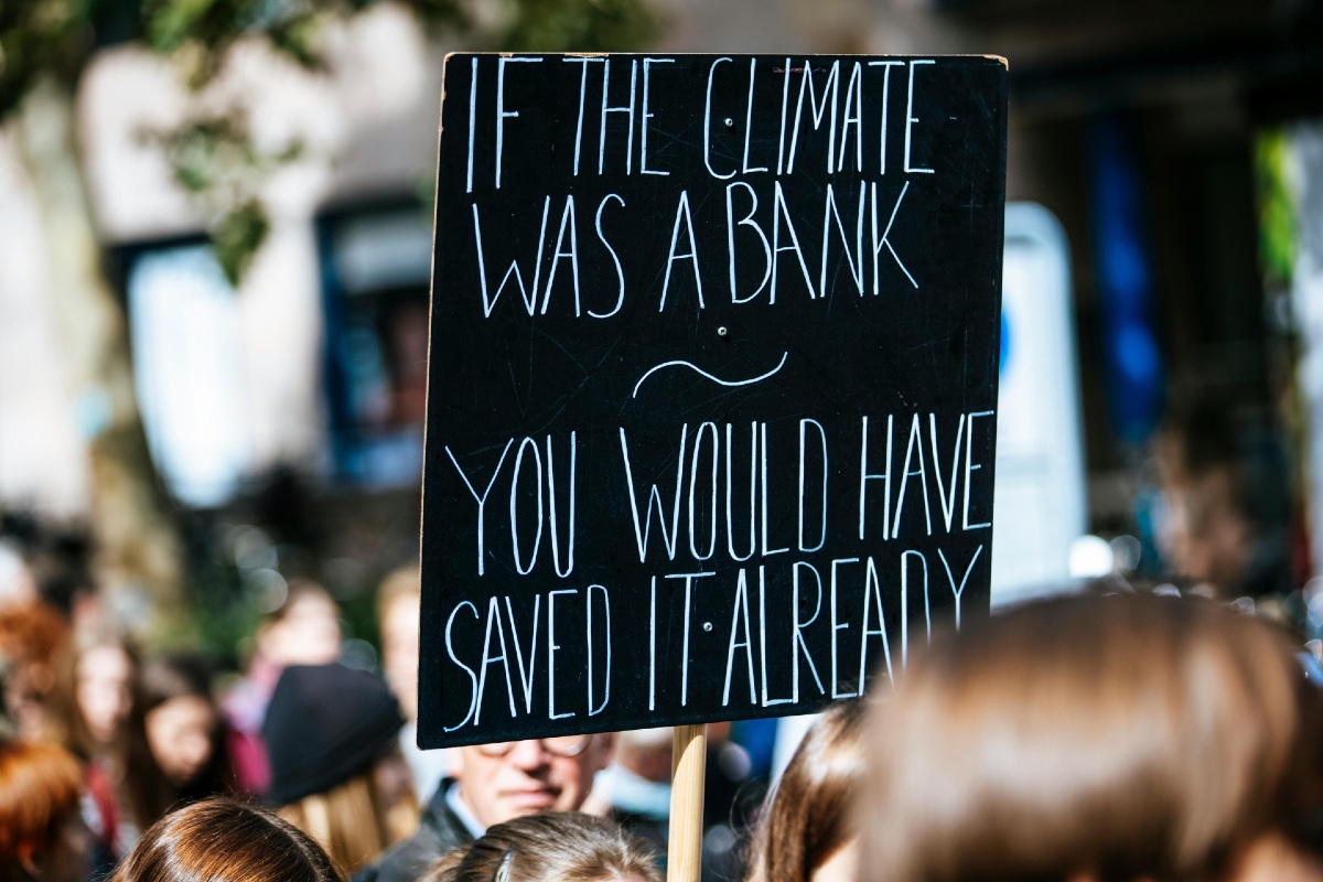 Figura-chave do ambientalismo e pensador-chave do decrescimento, Jason Hickel visitou Madri para defender a necessidade de retirar o poder da classe capitalista no Congresso como a única maneira possível de salvar o planeta da crise climática