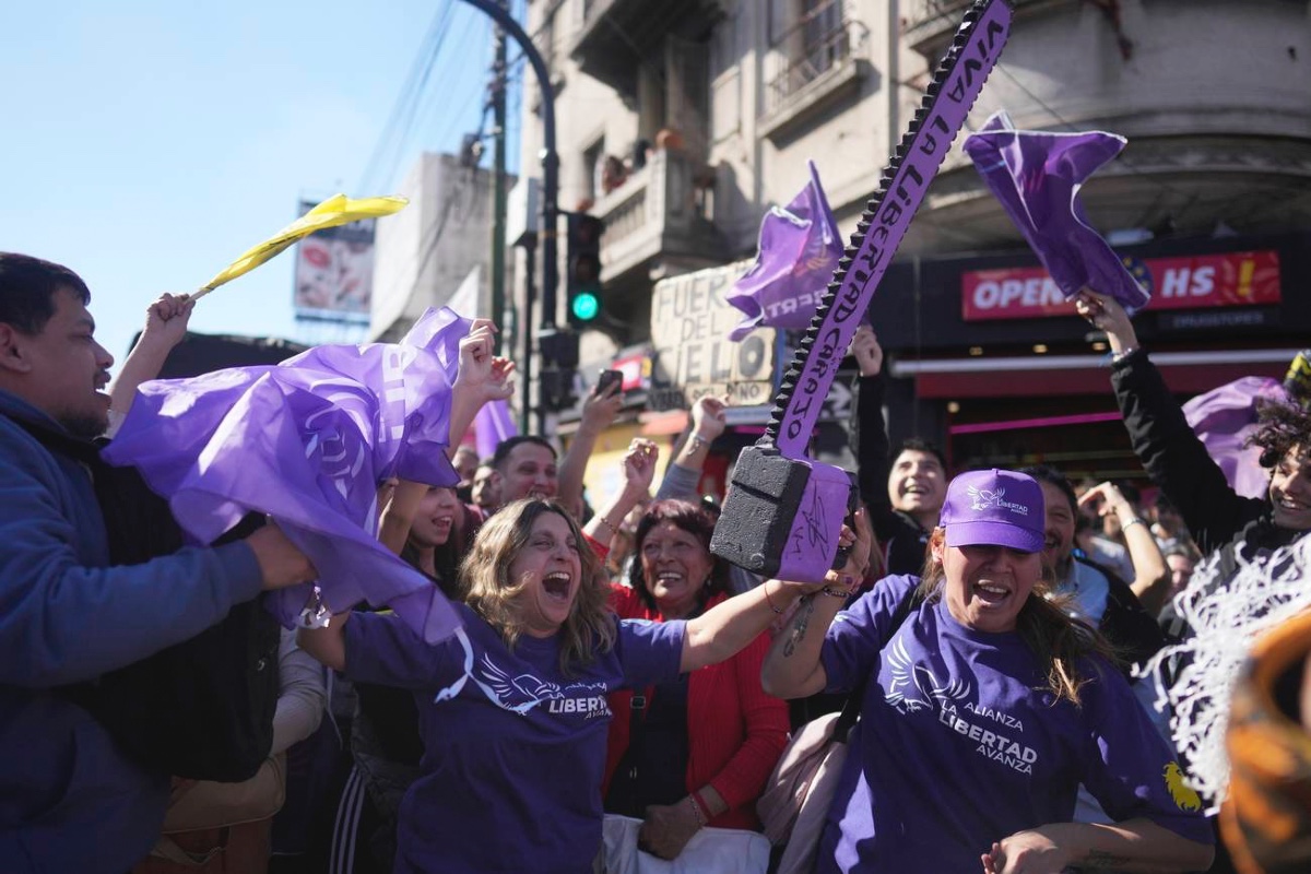 Quem são as feministas liberais que participam da nova direita argentina? O que elas leem e como integram esses livros à sua luta cultural? Quais são suas visões sobre aborto, identidades trans e o lugar do mérito na vida das mulheres? Nesta entrevista, as pesquisadoras Melina Vázquez e Carolina Spataro explicam as ideias e formas de ação desse feminismo 