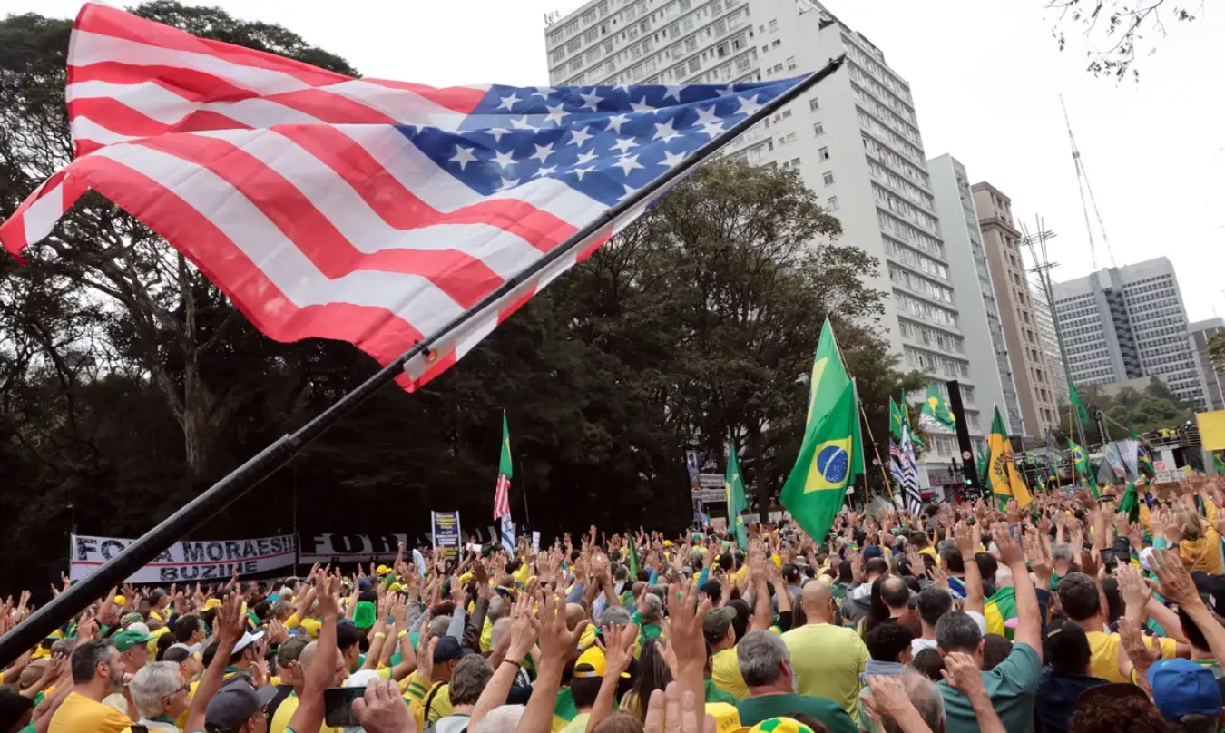 A extrema-brasileira “condensa três momentos históricos marcantes nos últimos cem anos”: movimentos totalitários dos anos 1930, com participação religiosa e civil; centralidade ideológica do militarismo na organização social, como na década de 1960; e aprofundamento na neoliberalização desde a crise de 2008, diz professor da UFMS