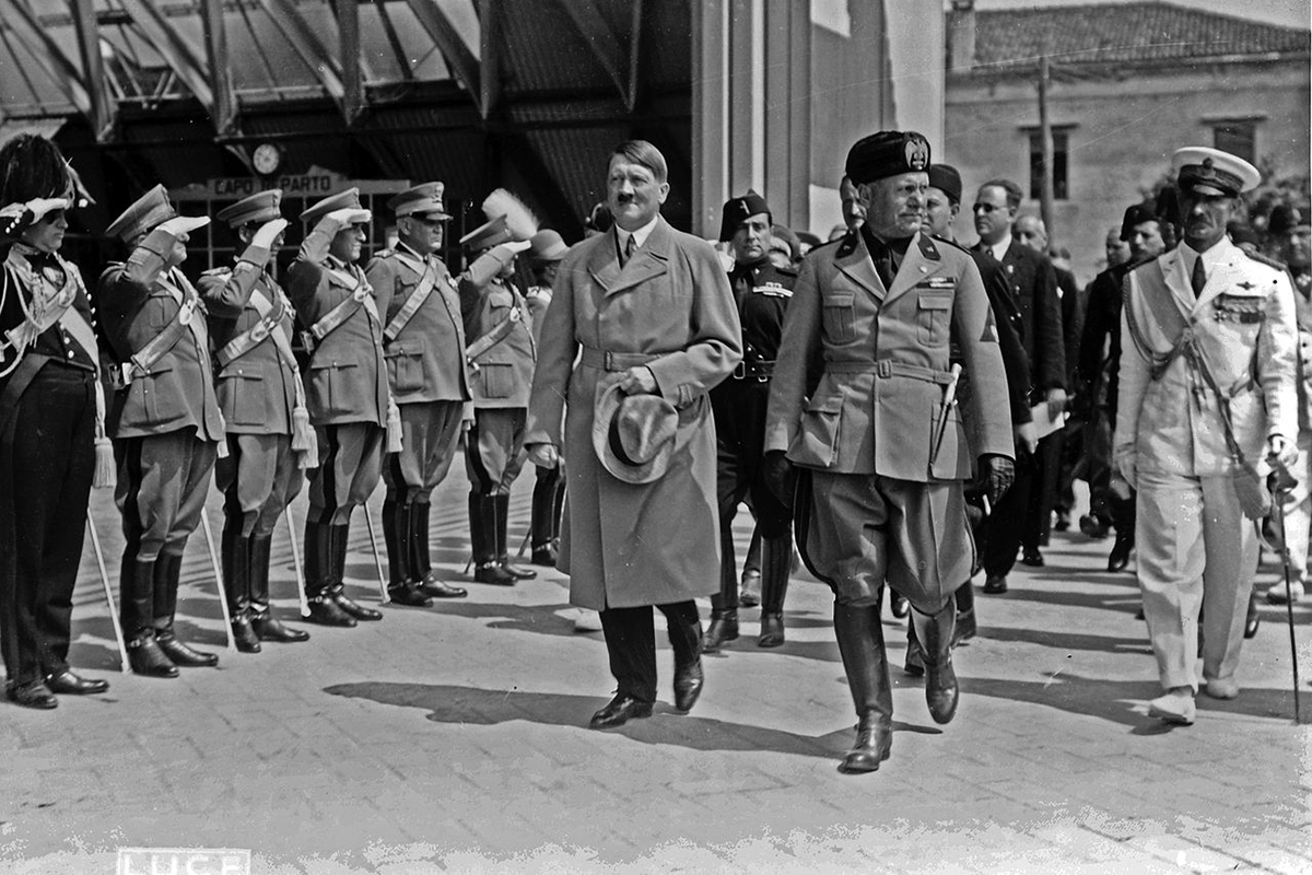 Baseado nos eixos fundamentais do mito da decisão, a crítica da democracia, o valor reconhecido às hierarquias “naturais” e a retórica da violência, o fascismo contemporâneo é tecnocrático, aceleracionista, utópico e quer radicalizar o programa neoliberal