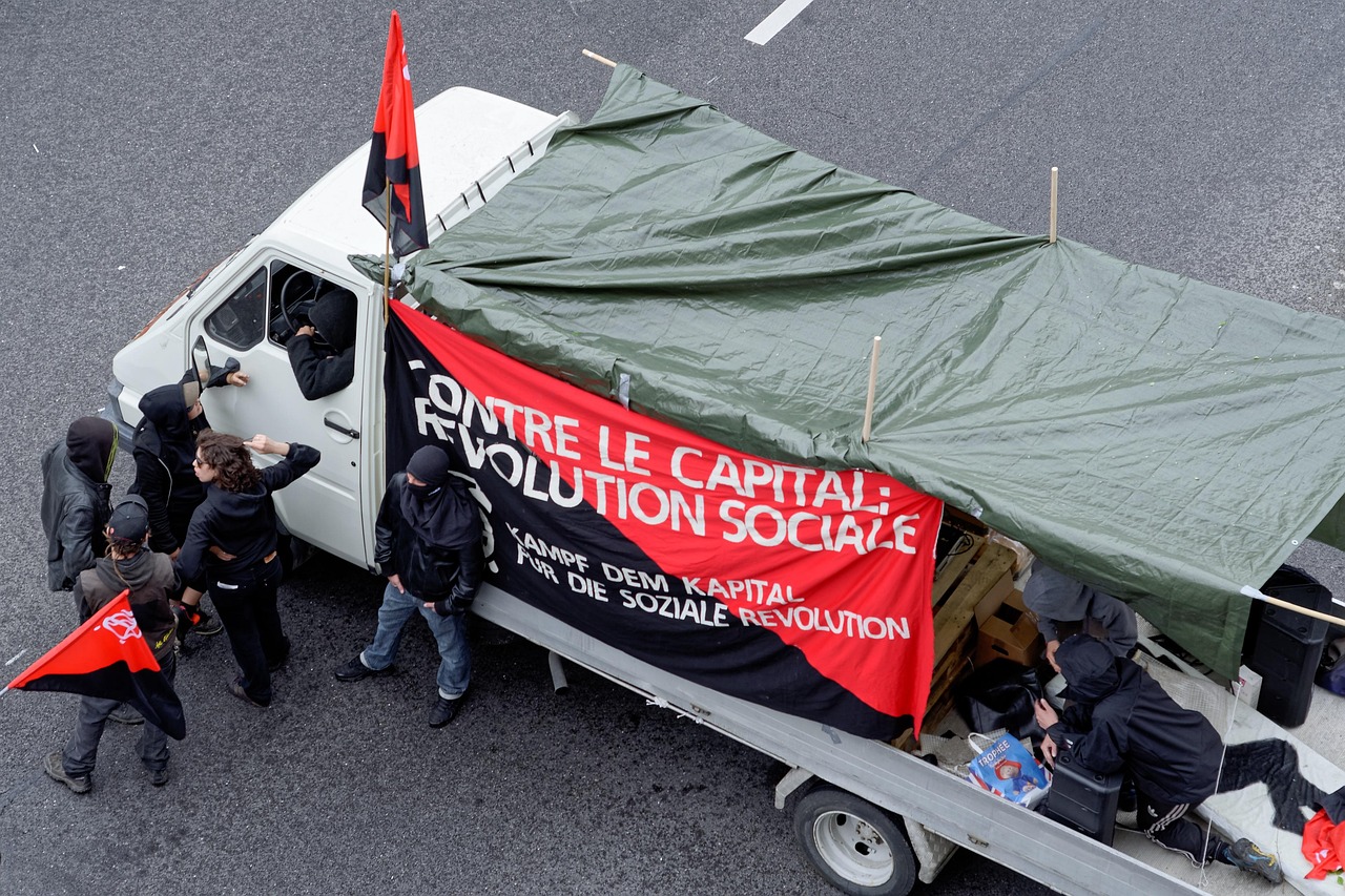 A célebre obra de Antoni Negri e Michael Hardt continua atual e nos coloca diante do desafio de aprofundarmos as instâncias democráticas e impulsionadoras de vida no mundo em que vivemos