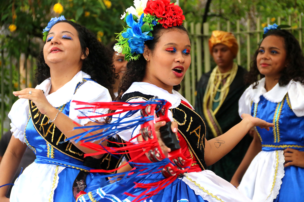 Frente às sociedades tecnocientífcas mediadas por telas e símbolos importados do Norte Global, o chamado à ancestralidade e ao corpo presente