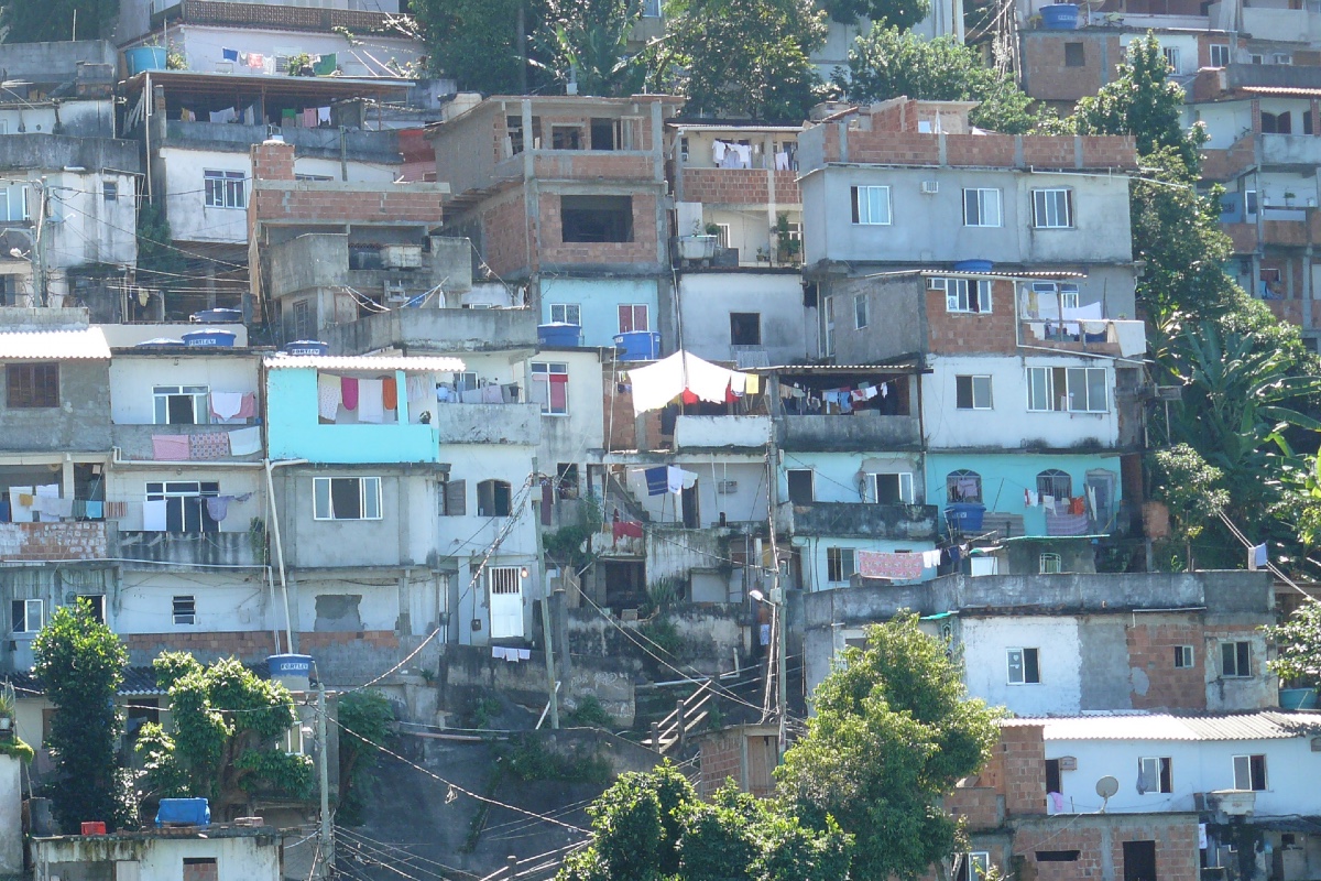 Neste proscênio de 2026, onde a restauração trumpista não apenas reconfigura mapas, mas desarticula a própria gramática da diplomacia liberal, o Rio de Janeiro emerge não como um enclave de exceção, mas como o laboratório biopolítico mais avançado do Sul Global 