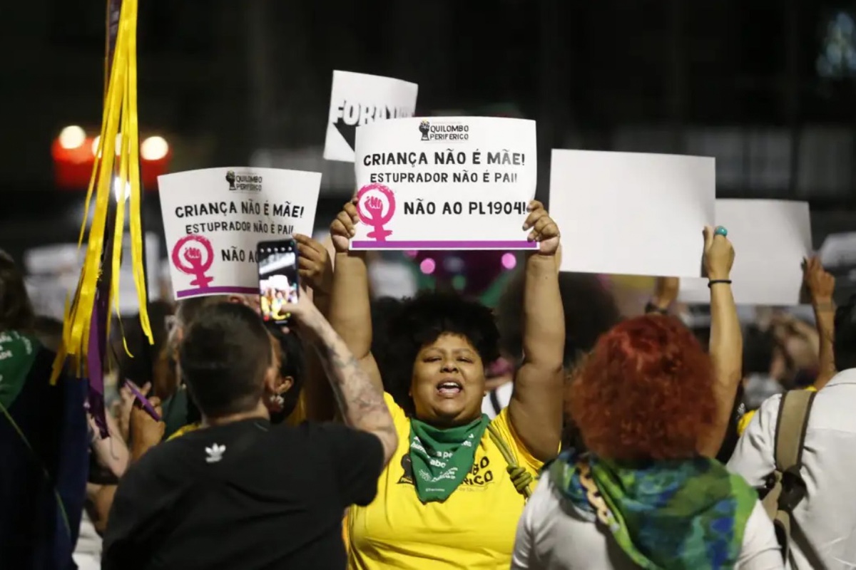 A direita tenta se conectar com as necessidades apresentadas pelas mulheres evangélicas, enquanto o centro e a esquerda têm dificuldade em se aproximarem dessas eleitoras, afirma a socióloga