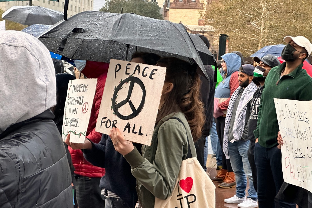 Conversamos com a repórter internacional Patricia Simón sobre como sobreviver emocional e politicamente num mundo onde o ódio e a desumanização são impostos, e sobre o ecofeminismo como um baluarte contra a onda reacionária que busca nos destruir