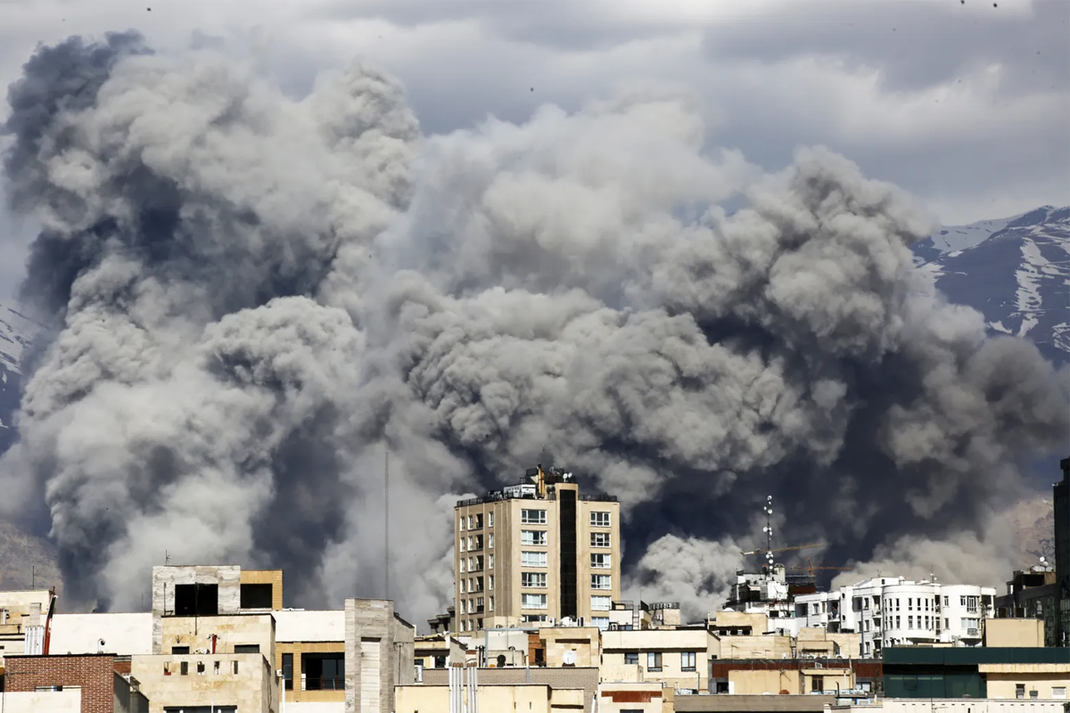 Ao transformar a Palestina em um experimento de aniquilação sem consequências, EUA e Israel desenham o futuro da realidade: um mundo onde a força bruta substitui as leis e a sobrevivência humana está sob risco absoluto, salienta o jornalista