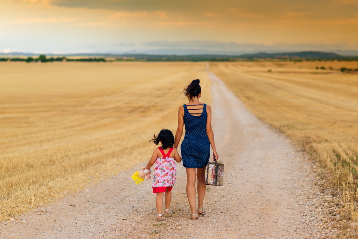 Na semana do Dia das Mães, a pesquisadora explica como o mercado de trabalho penaliza mulheres chefes de família com filhos e sem cônjuge