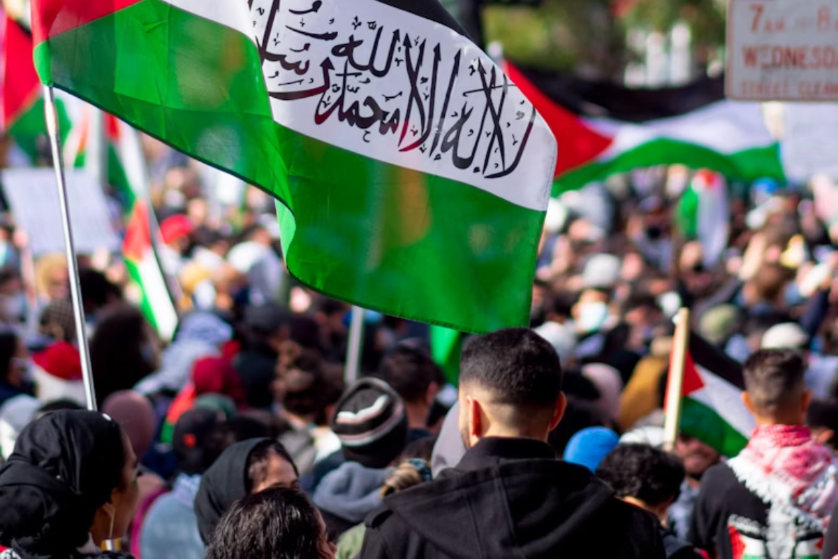 O filósofo Rodrigo Karmy, autor de obras como “Palestina Sitiada: Ensaios sobre a Nakba do Mundo”, reflete sobre a “guerra civil global” que se seguiu ao genocídio