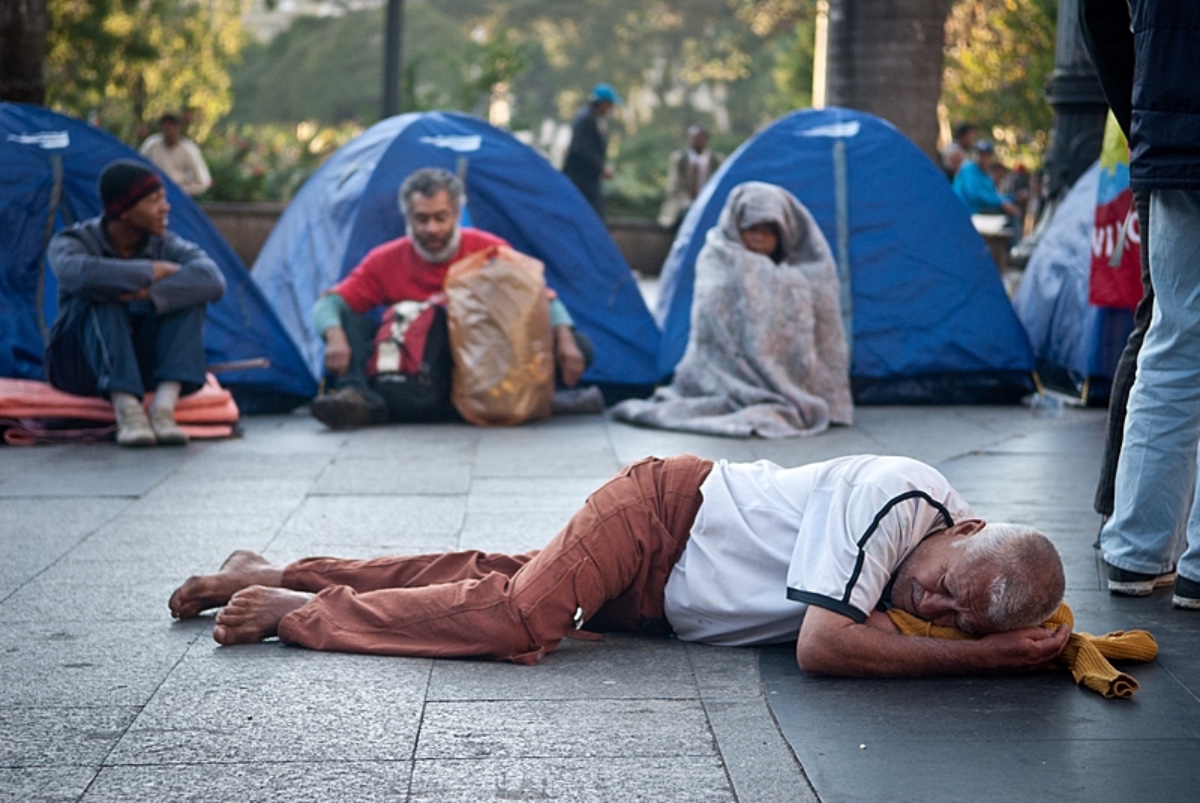 “A cidade precisa deixar de tratar a população em situação de rua como problema de limpeza urbana ou segurança pública. Trata-se de uma questão de direitos humanos, justiça social e política urbana”, alerta a pesquisadora