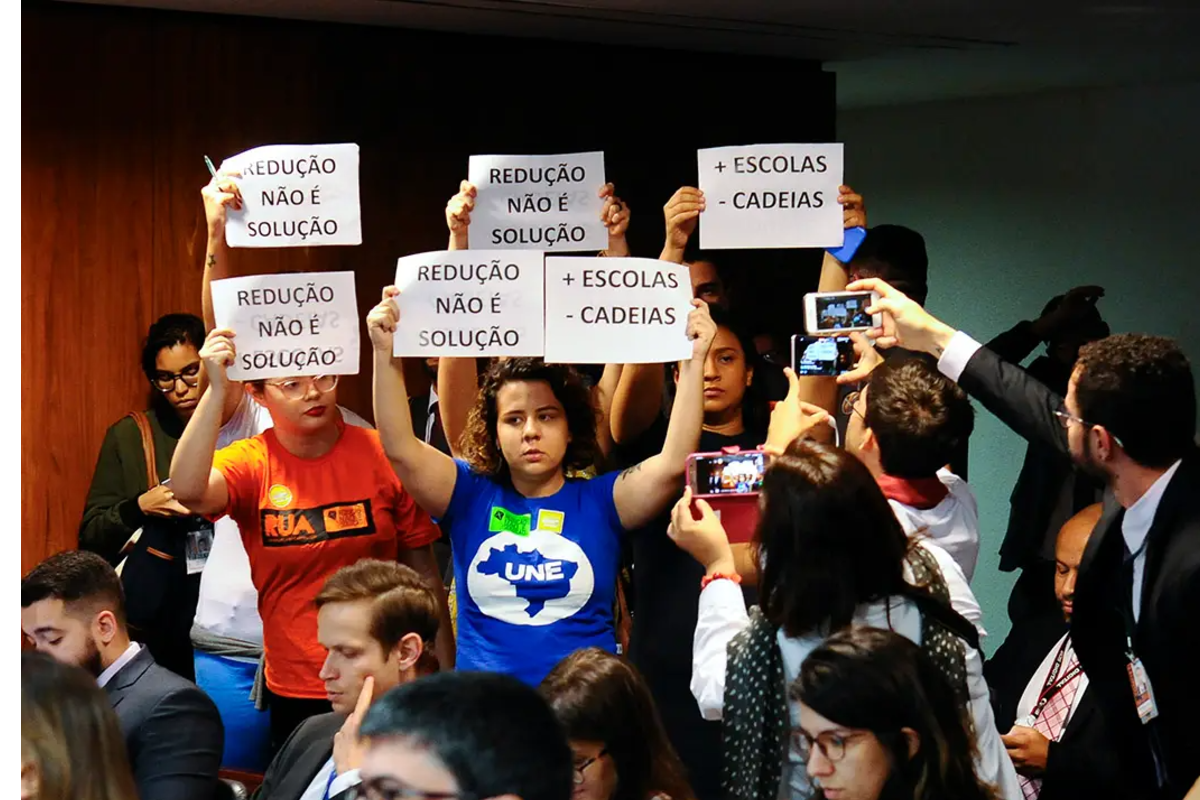 Submeter adolescentes a um sistema penal adulto que mais encarcera do que recupera pode anular a capacidade de reinserção social desses jovens, alerta a advogada