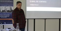 O professor Vitelli expôs para a turma os dados sobre as realidades da educação 