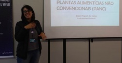 Daiani trouxe para a turma diversos exemplos de PANCs